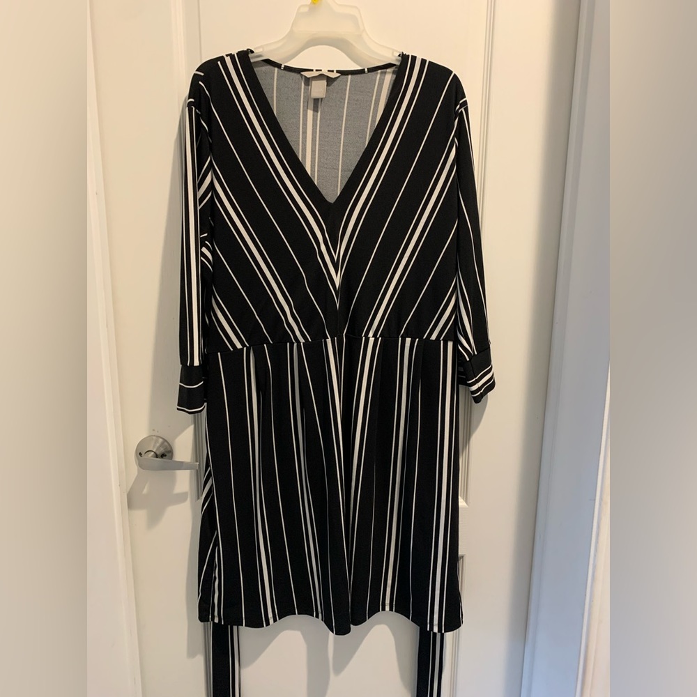 H&M Women Size XL Black White Knee Length Tie Dress V Neck Fall Business Casual